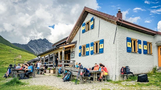 Kaiserjochhaus mountain hut